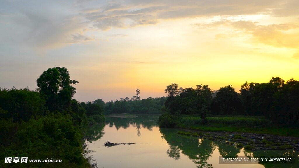 河畔夕阳美景