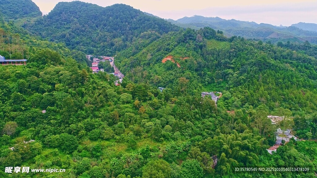 青山绿野间的蜿蜒公路