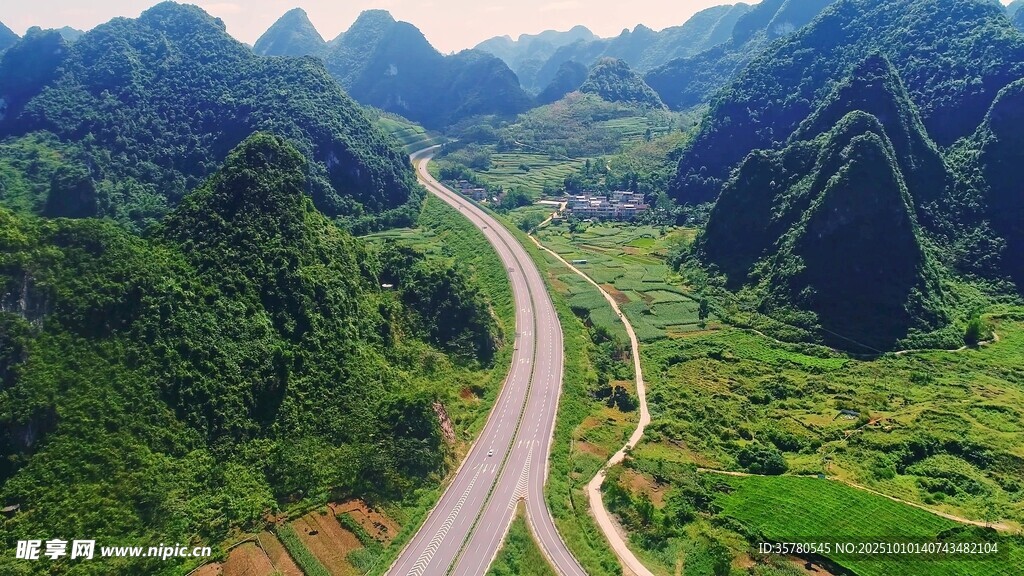 蜿蜒公路穿行翠绿山峦