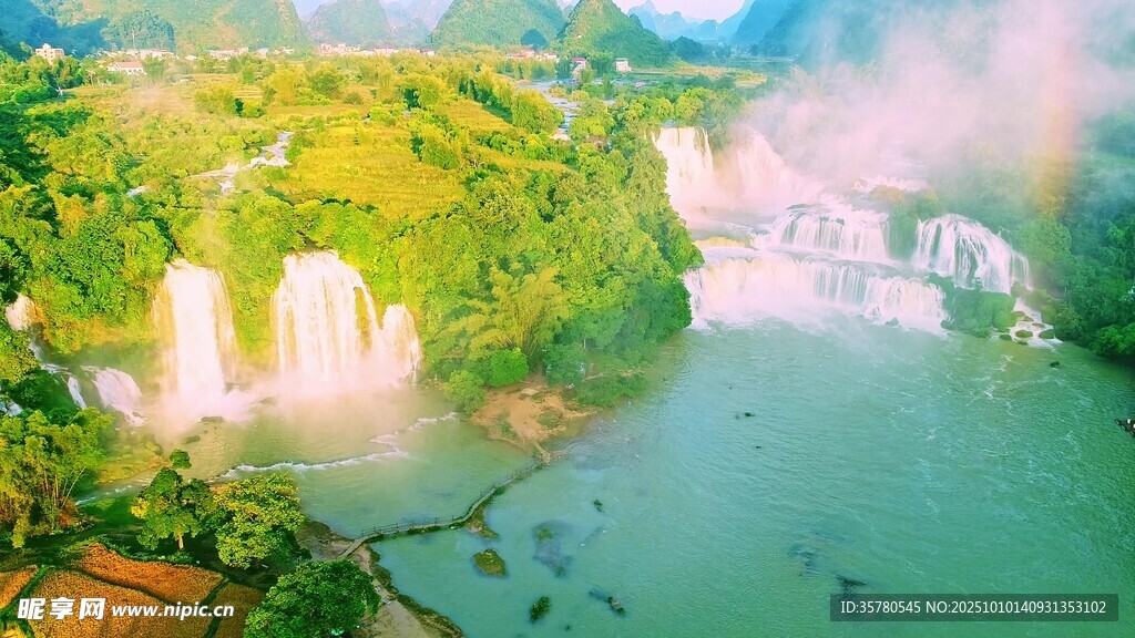壮丽瀑布下的翠绿山水景