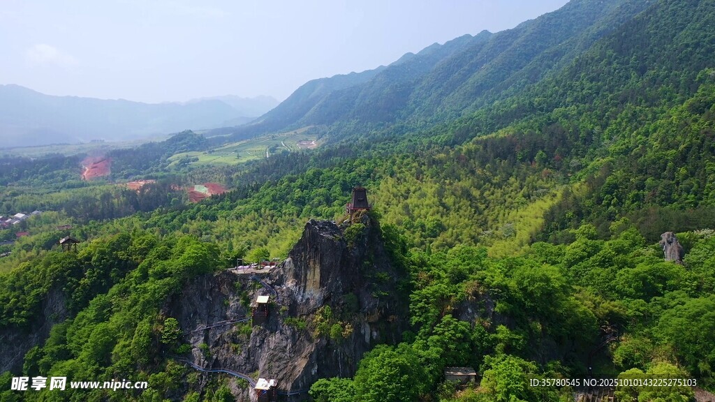 山间绿意美景