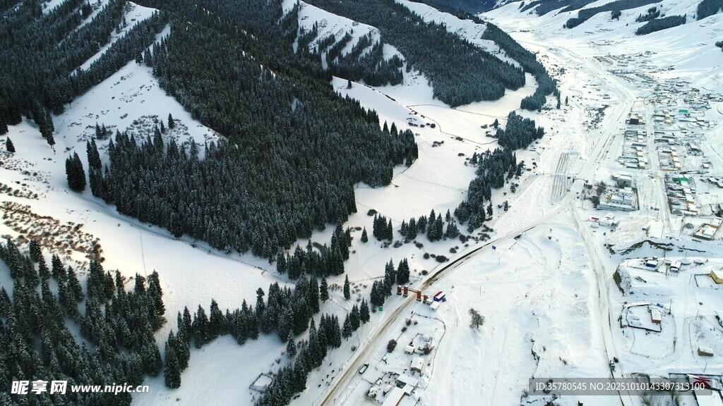 冬日雪山森林航拍景观