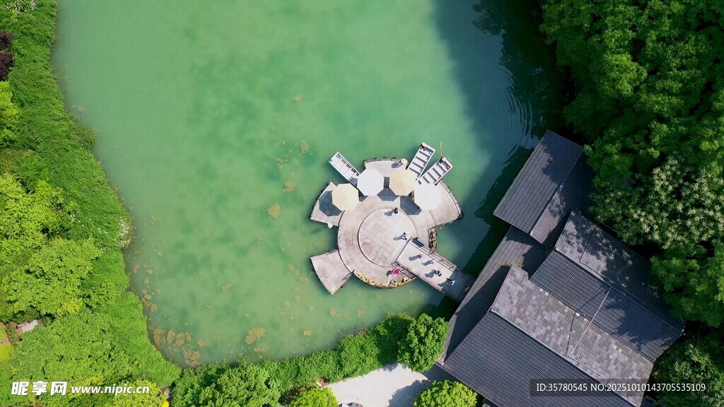 俯瞰中式庭院湖景建筑