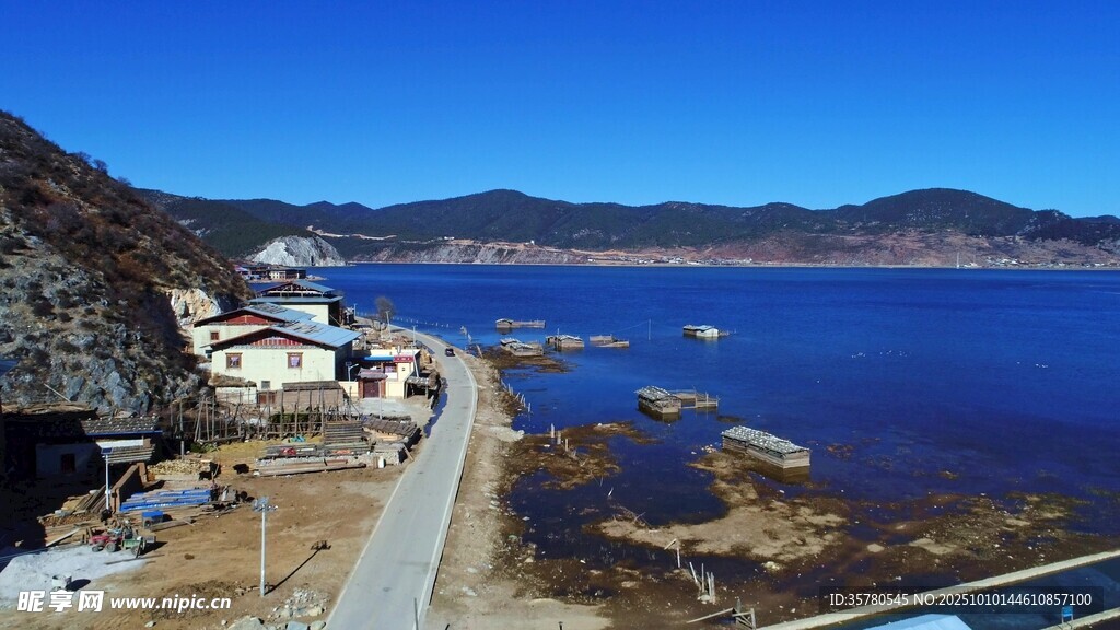 海边公路与远处山海景致