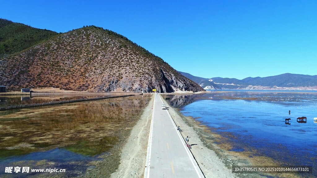 海边长堤与远山美景