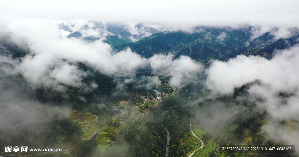 云雾缭绕的山间美景