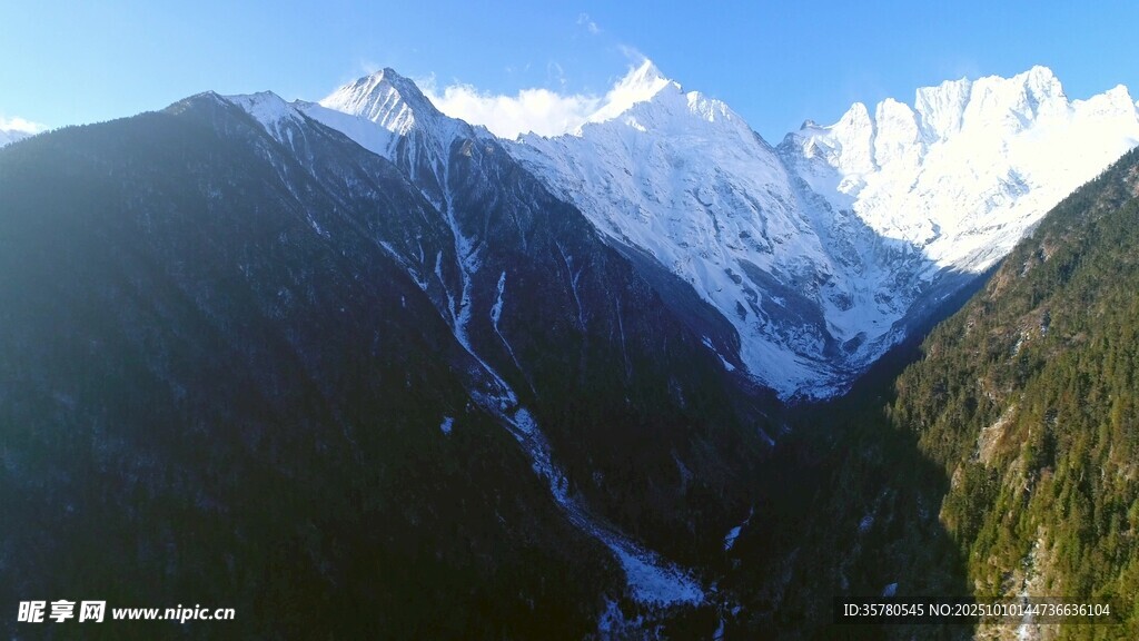 壮丽雪山峡谷风光