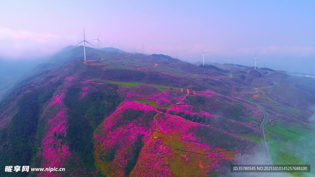 梦幻色彩的壮丽山峦景观