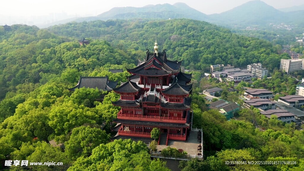山林中的古朴楼阁