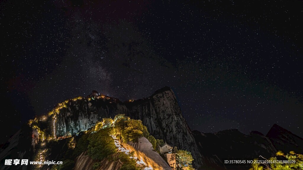 夜晚璀璨灯光下的建筑景观