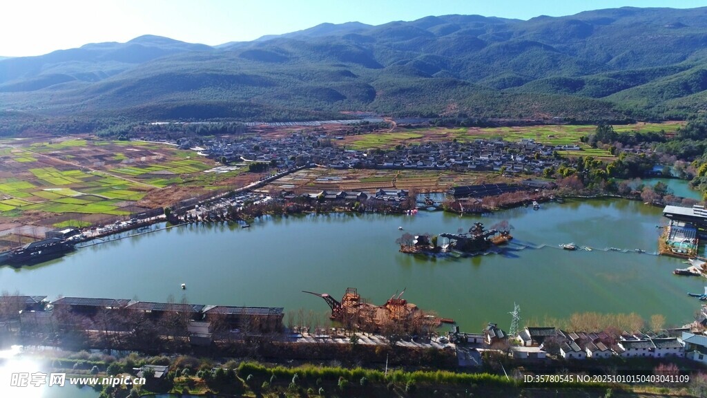 湖畔小镇风光