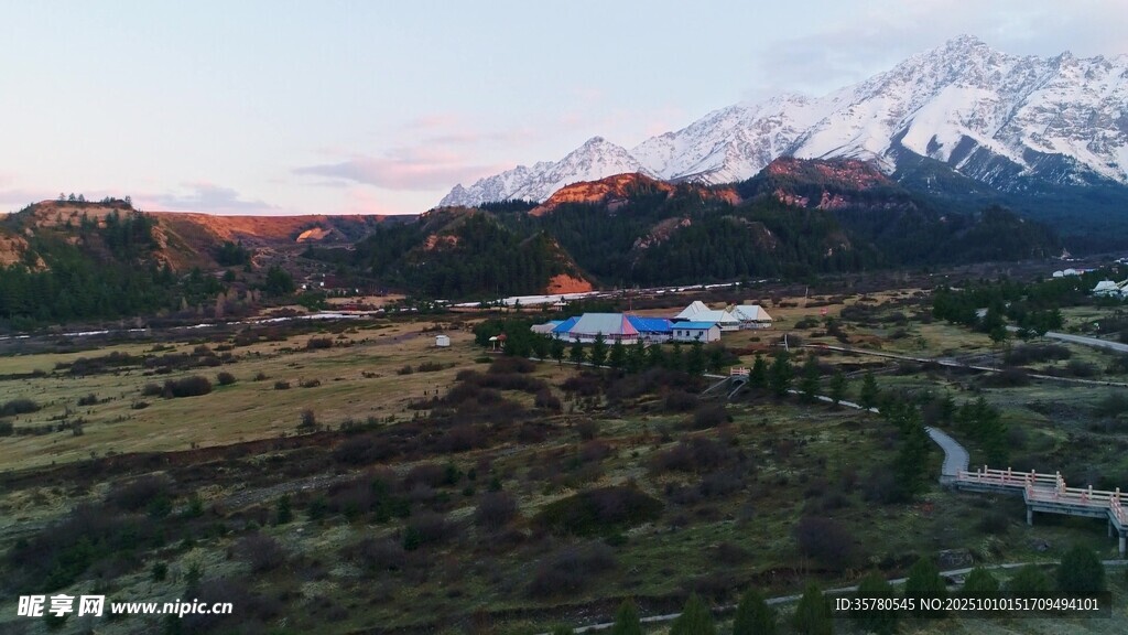 雪山下的田园风光美景