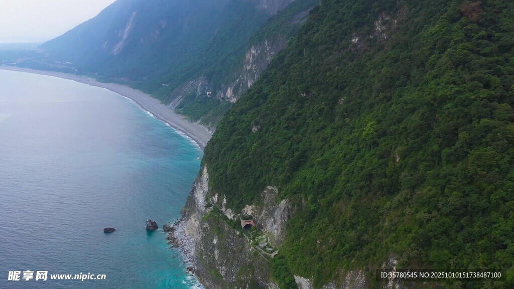 海岸青山美景俯瞰图