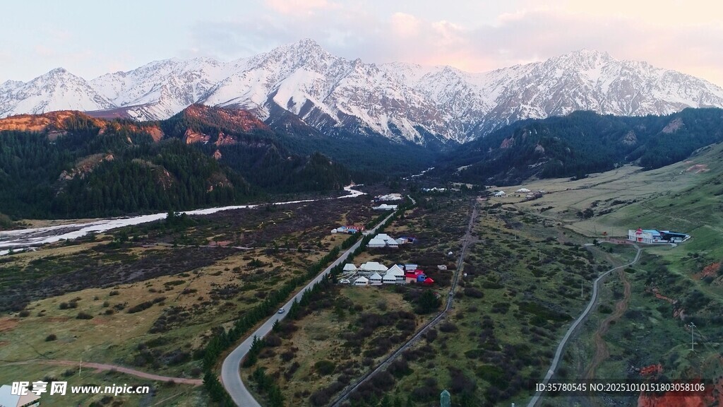 雪山下的蜿蜒道路美景