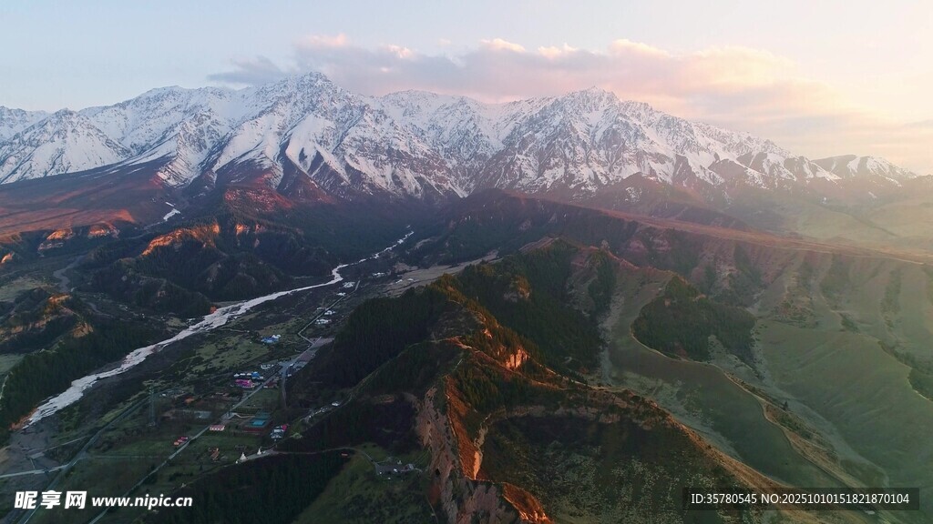壮丽雪山下的山谷风光