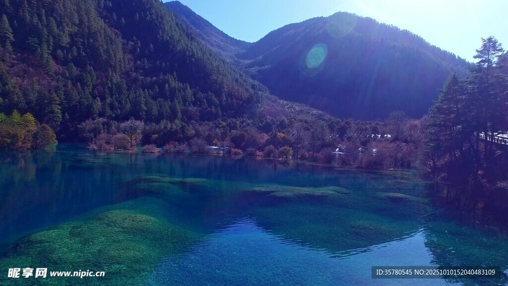 梦幻山水间的静谧湖泊
