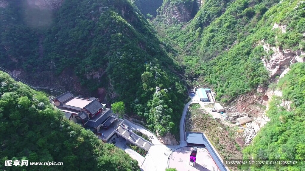 山间公路蜿蜒于翠绿山谷