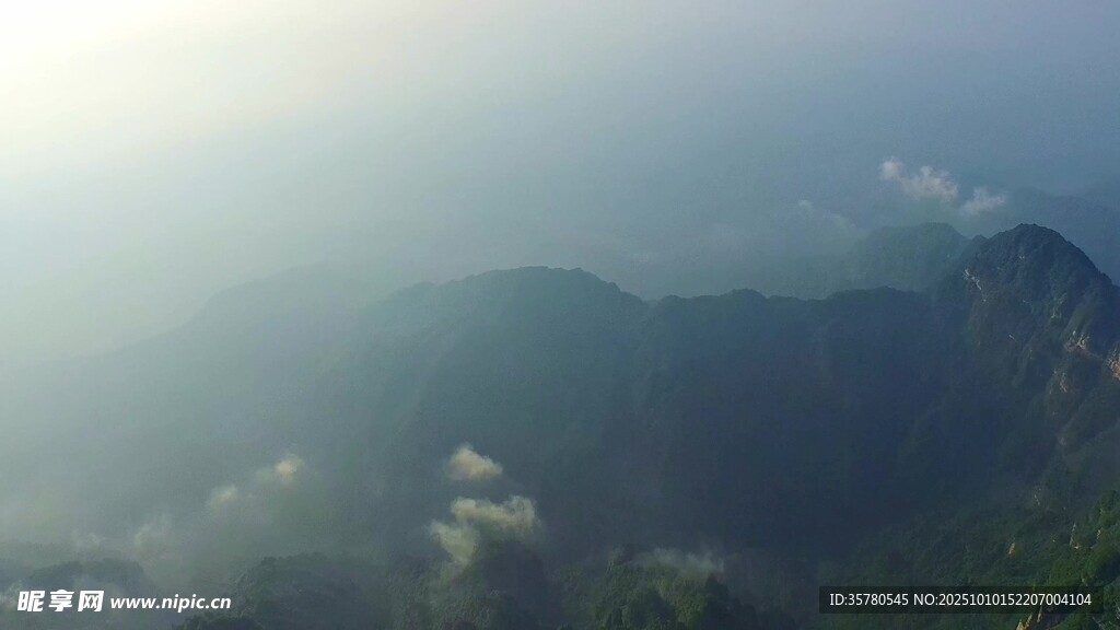 云雾缭绕的壮美山峦