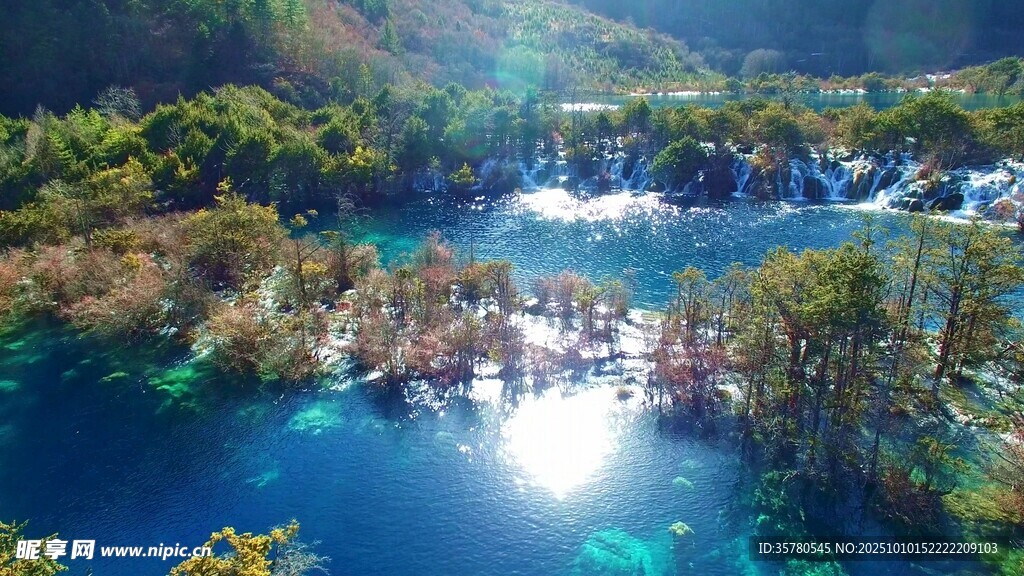 梦幻般的蓝绿色湖泊美景