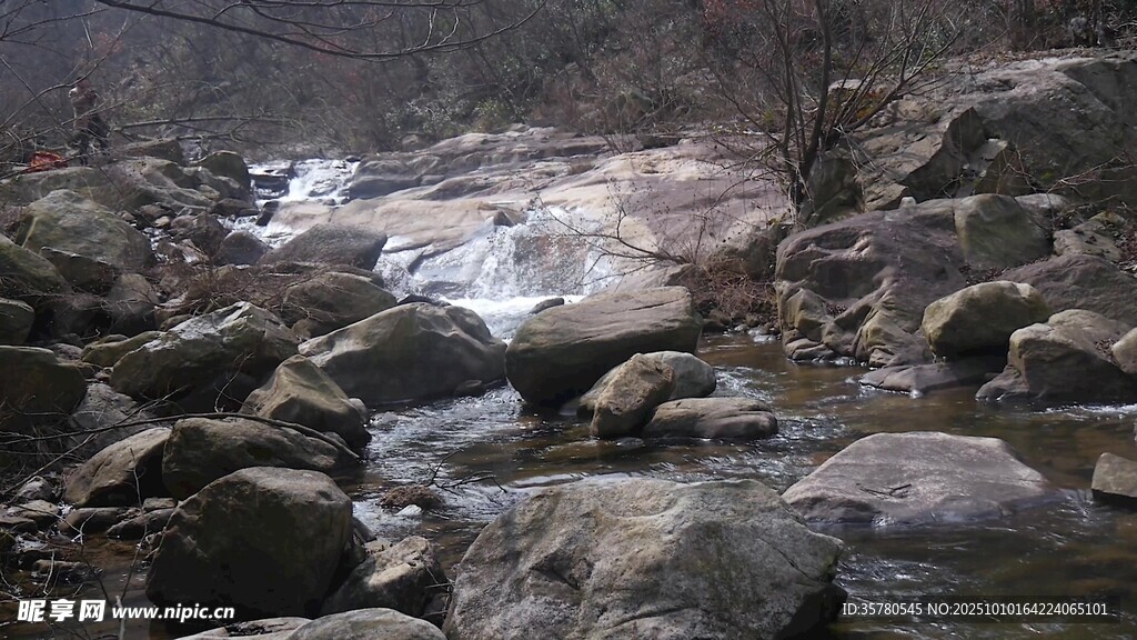 山间溪流与嶙峋怪石