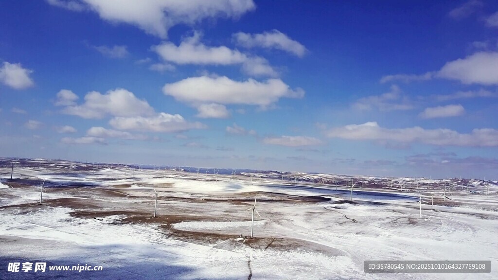冬日雪野与蓝天美景