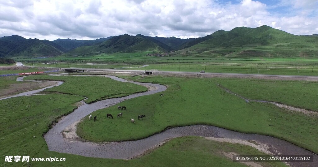 草原蜿蜒河流壮美风景