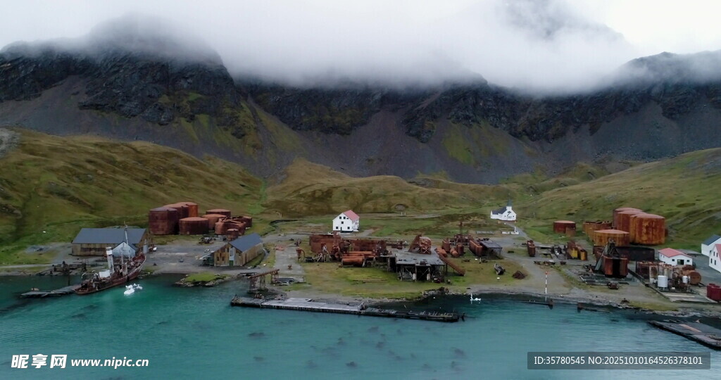 湖畔彩色小屋的迷人景致