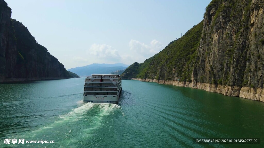 江中行船赏两岸青山
