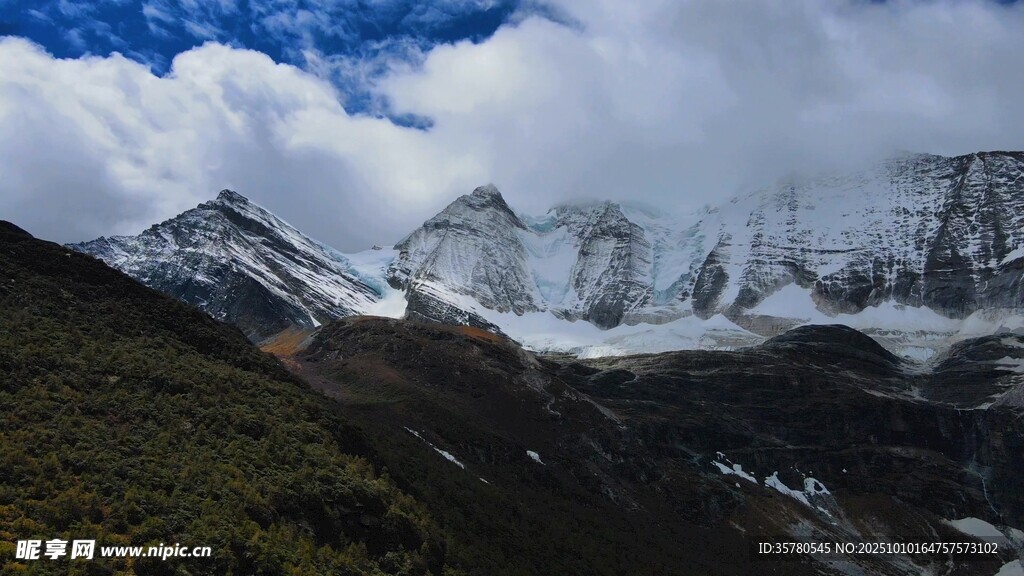 雪山云雾美景