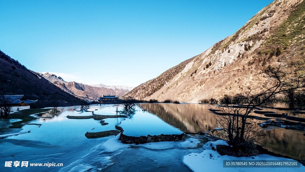宁静山水间的美丽湖景
