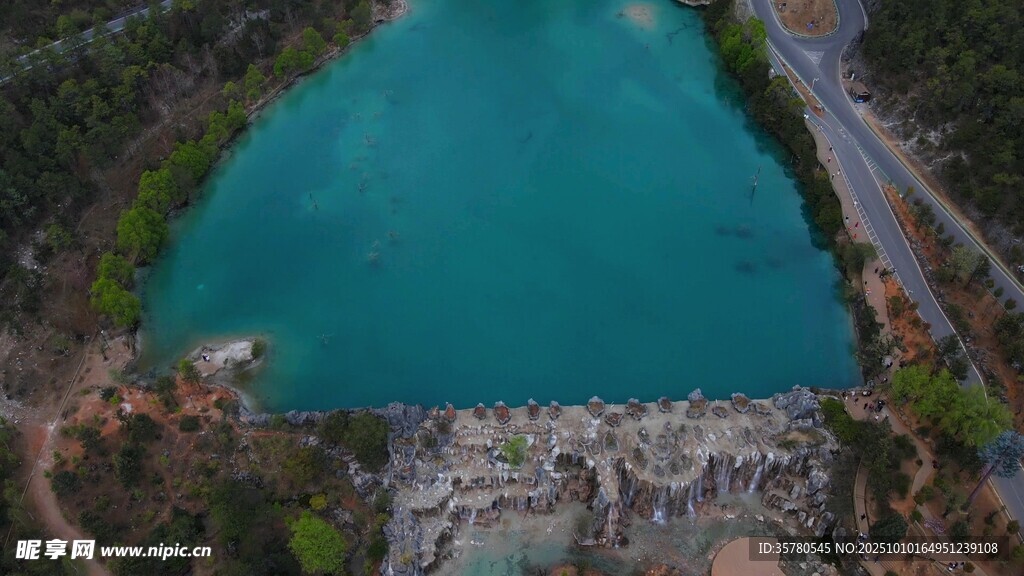 俯瞰碧绿山间湖泊