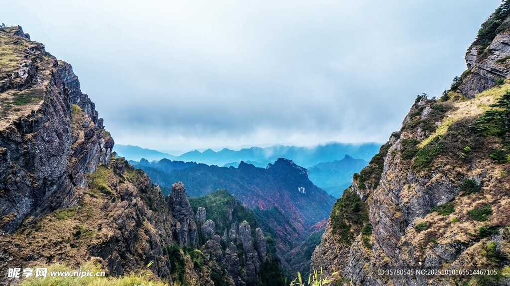 山间峡谷壮丽自然景观