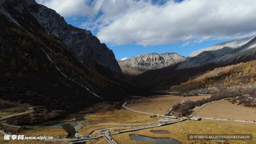 山间开阔谷地风景