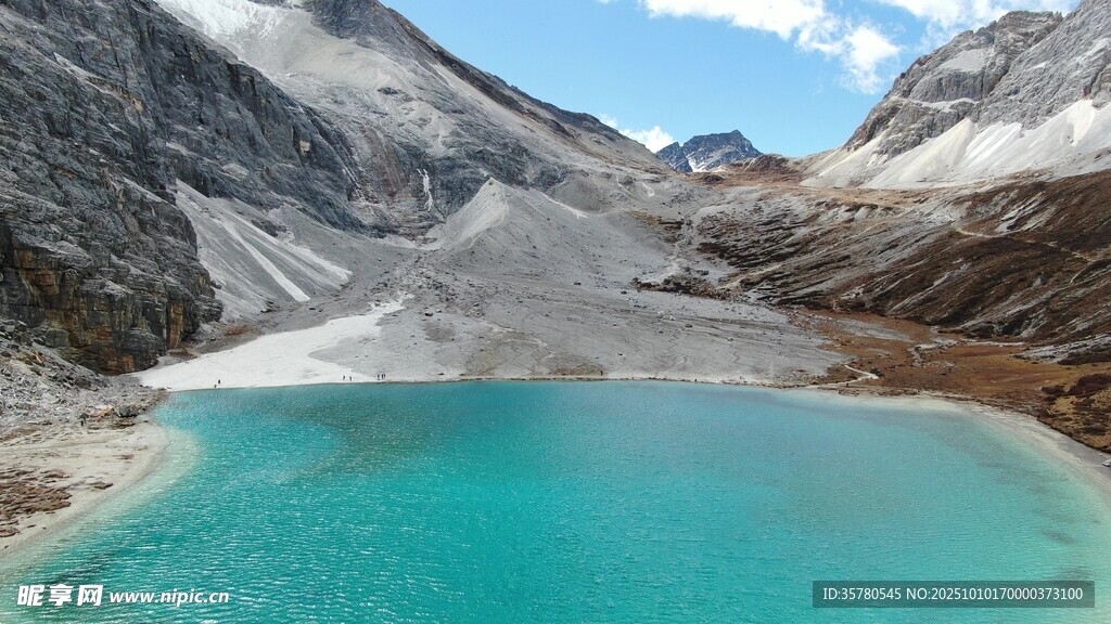 高山蓝湖美景