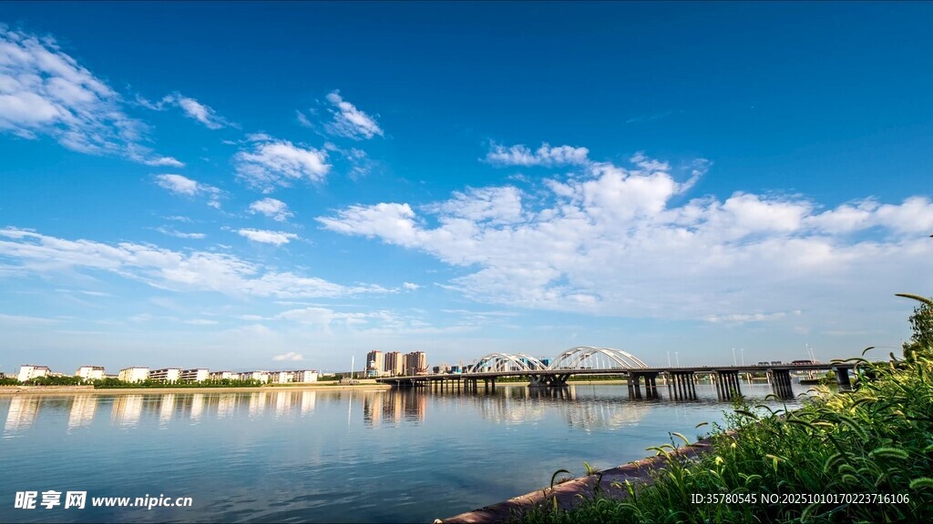 河畔蓝天美景