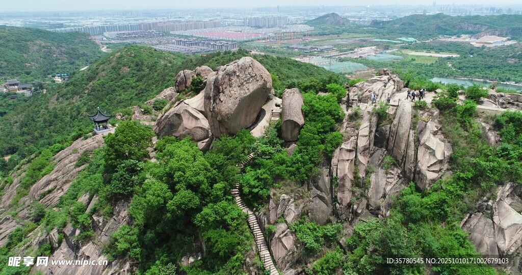 峻峭山峦绿意绵延
