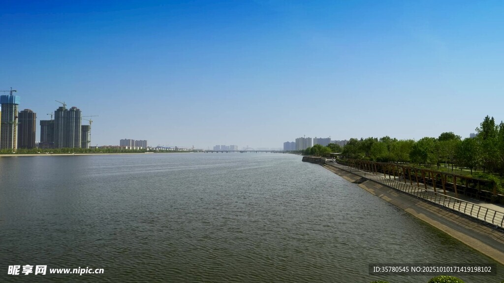 河畔城市风光