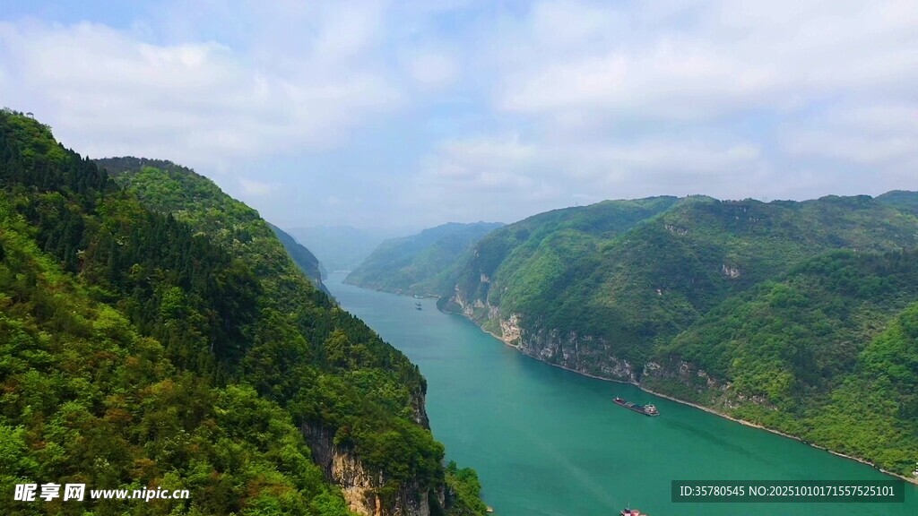 壮丽峡谷中的碧绿江水