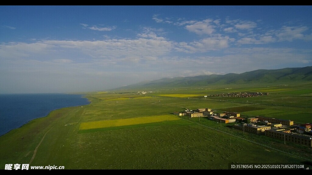 草原湖畔村落美丽风光