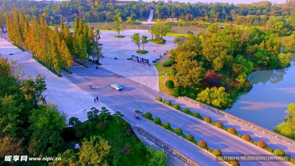 河畔公路美景