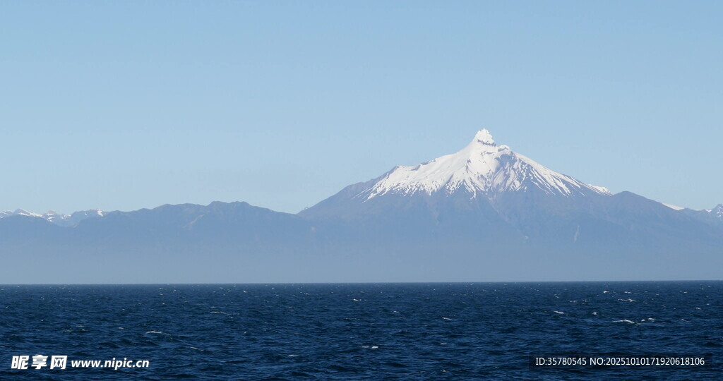 海上雪山美景