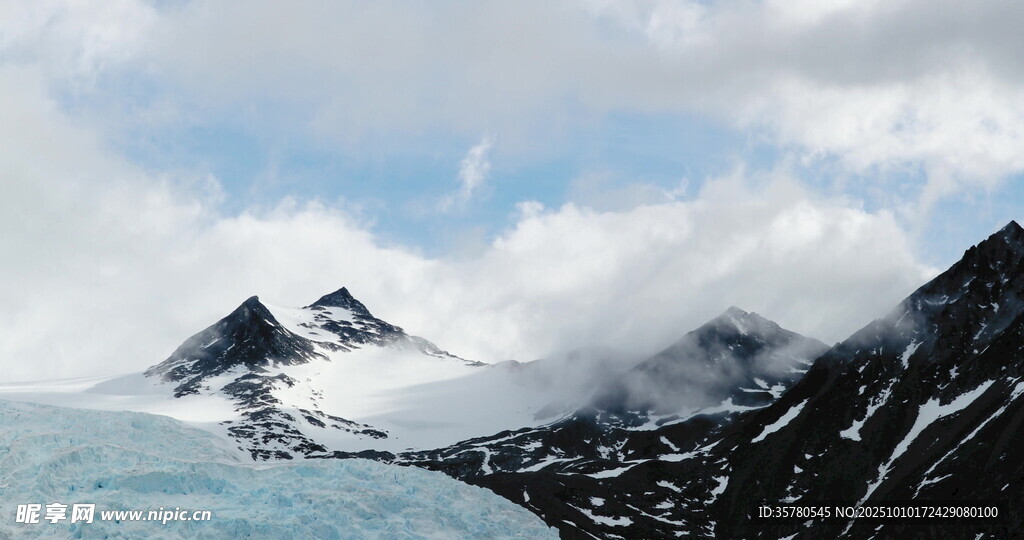 云雾缭绕的壮丽雪山