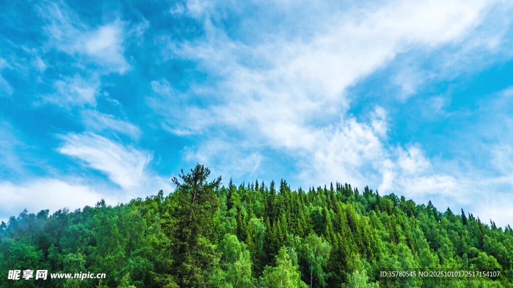 青山绿树间的蓝天白云