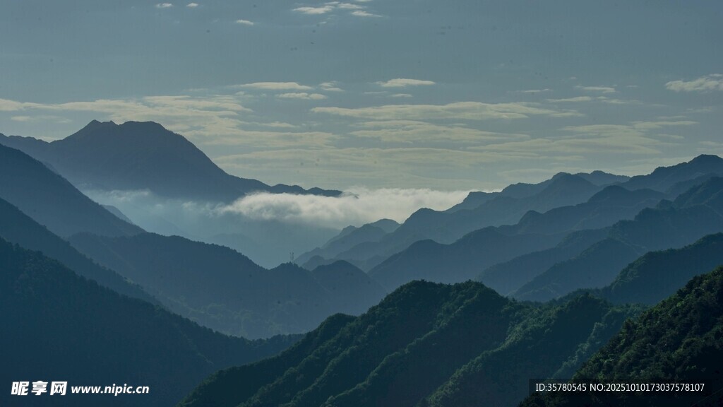 山峦云海间的壮美景色