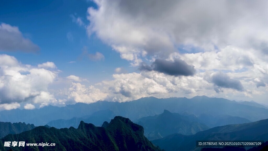 壮丽山景与蓝天白云