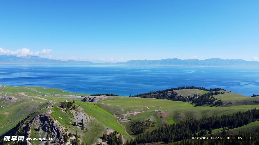 高山湖畔美景