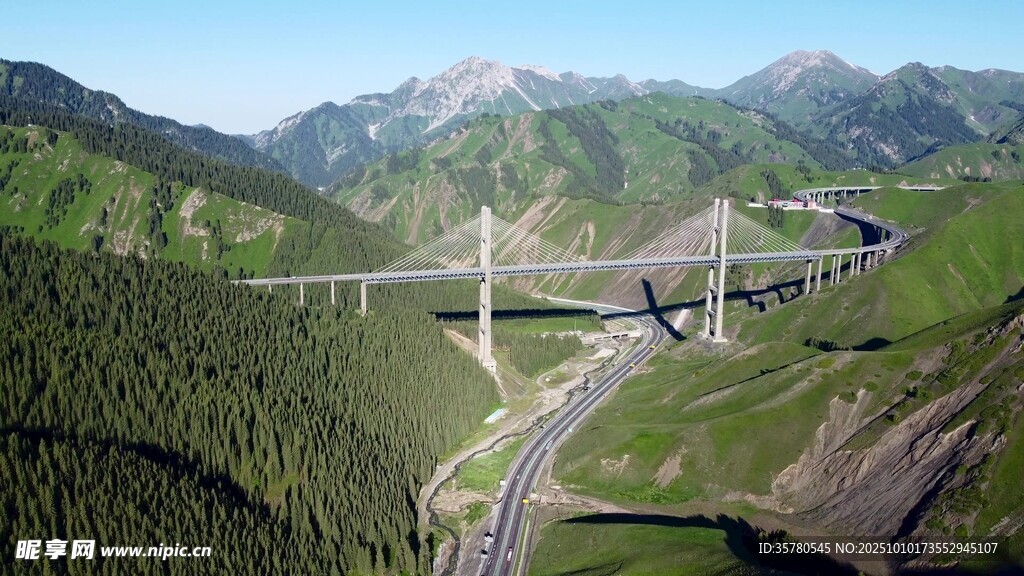 高山间的壮丽桥梁景观