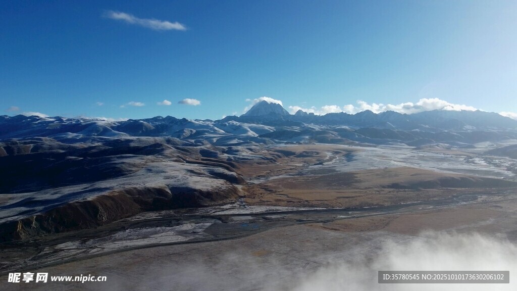 壮丽雪山云海景观