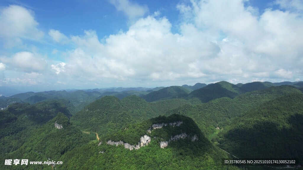 青山云海间的美丽景致