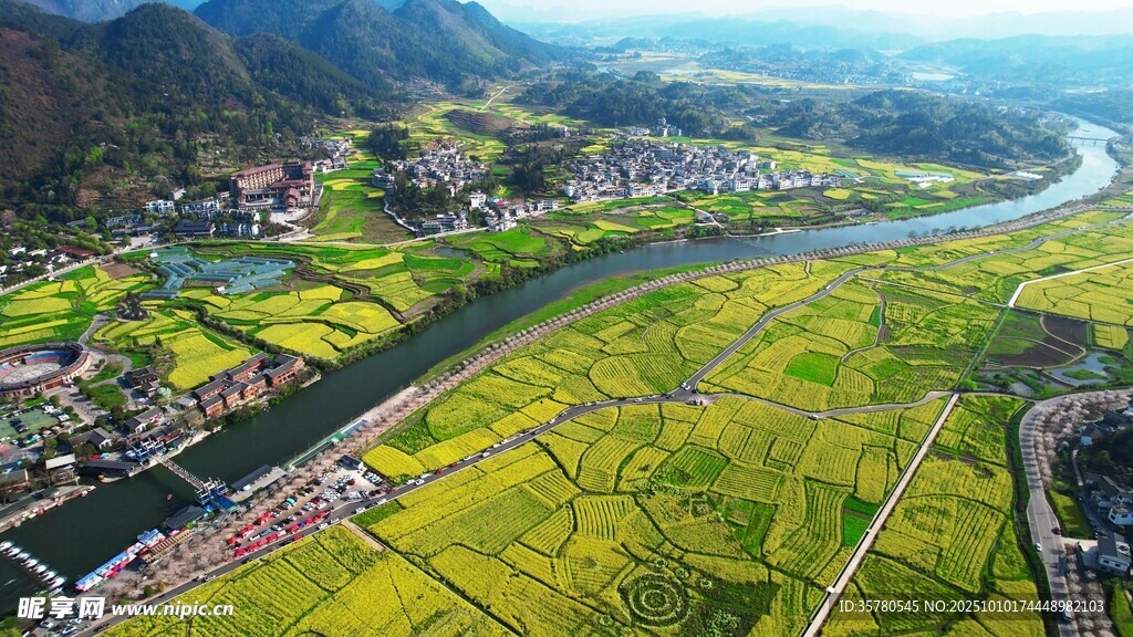 航拍田园风光与蜿蜒河流